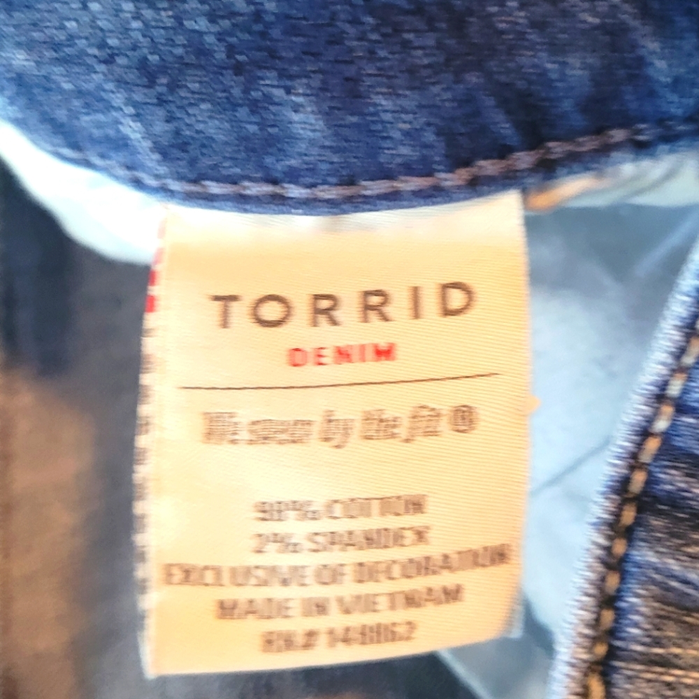 Torrid Cropped Jeans - Picture 4 of 6